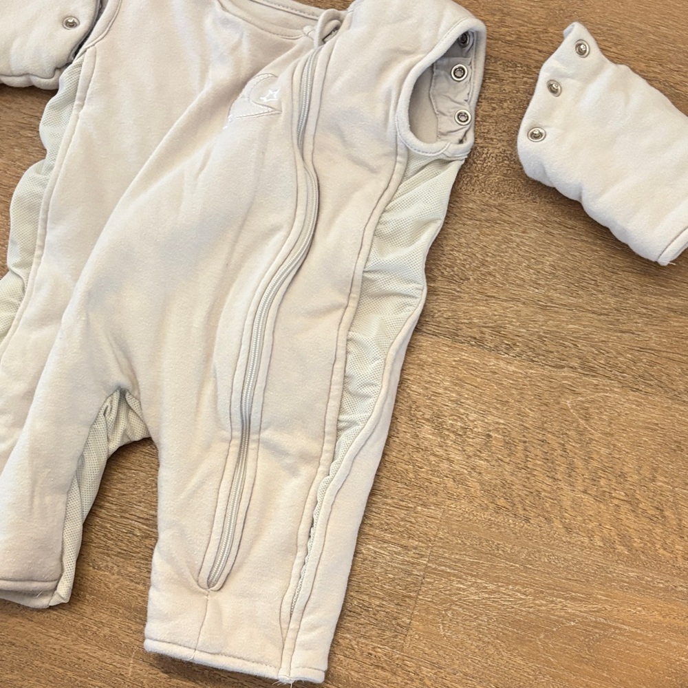 Baby Brezza 2-in-1 Transitional Sleep Suit, Grey, 3-6M, 12-18lbs - Picture 3 of 4